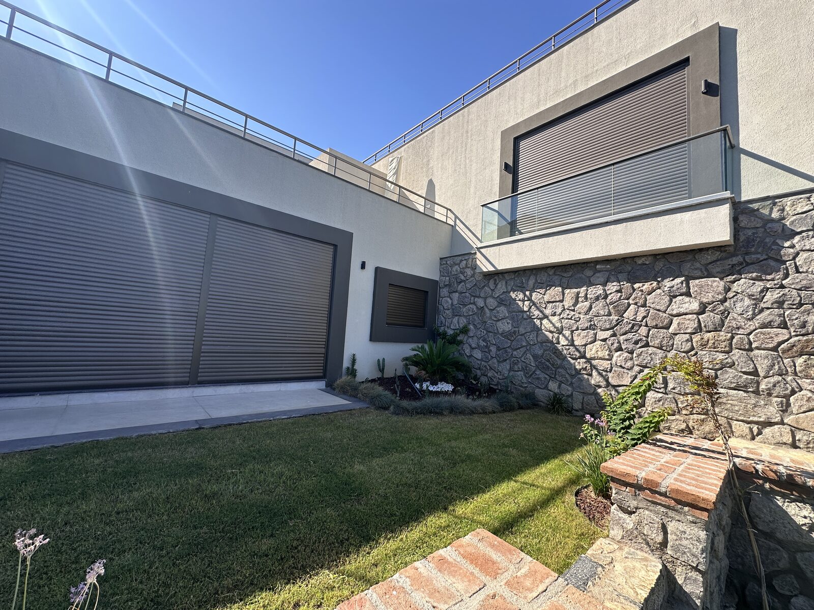 A&S Villa Güvercinlik: giriş ve taş duvar detayı
