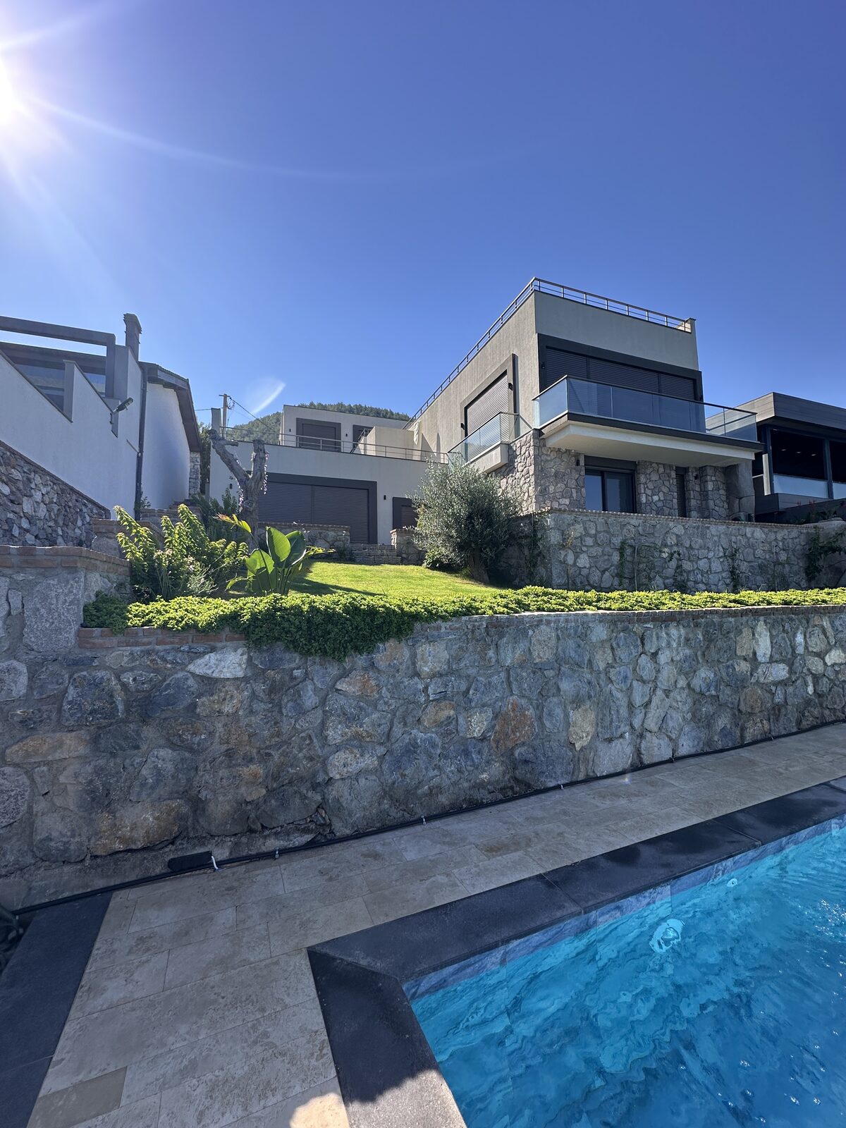 A&S Villa Güvercinlik: yan cephe ve havuz